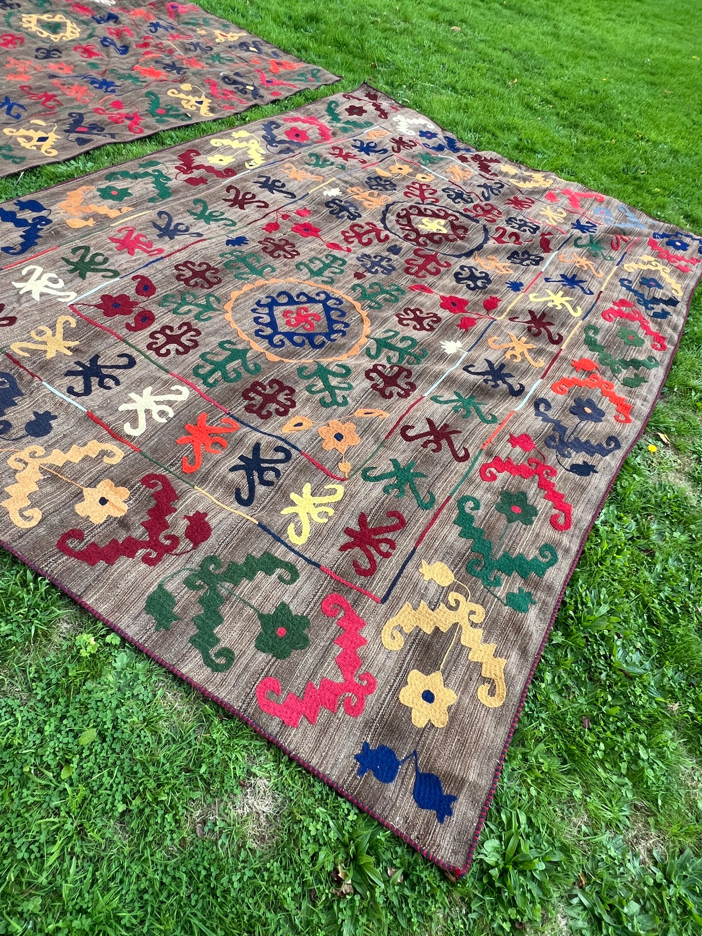Handmade Wool Traditional Suzani Uzbeki Kilim Rug - 382cm by 260cm - No 2