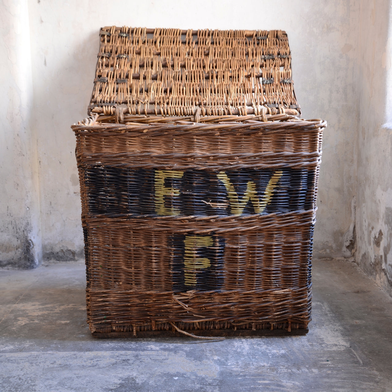 19th C Edwin Woodhouse & Co Lidded Mill Basket